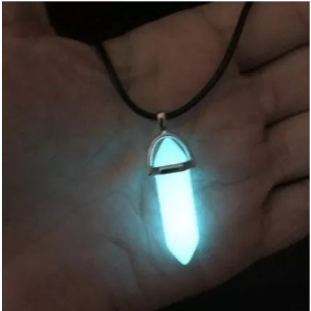 Colar De Pedra Hippie Quartzo Lua Natural Brilha No Escuro azul ou verde cordão preto ajustavel