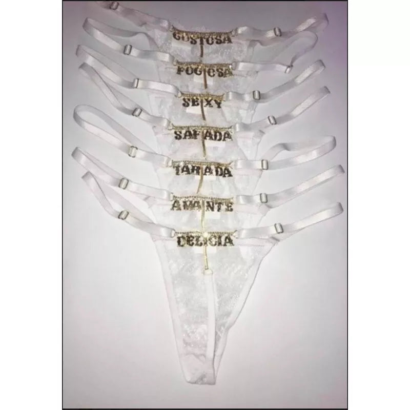 Calcinha fio dental sexy pingente, com frase em biju e detalhe de strass com regulagem plus size 36 ao 54