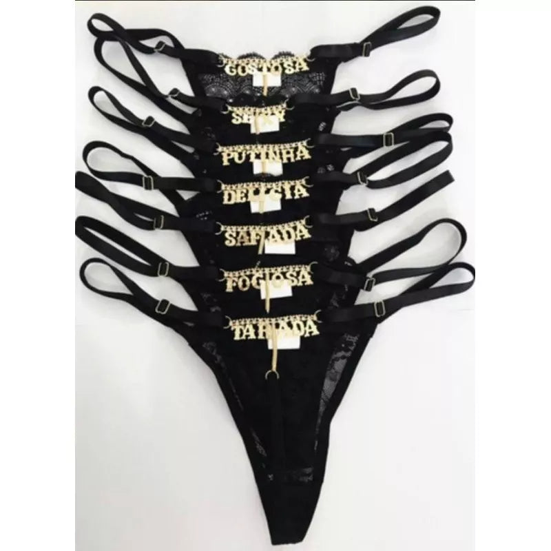 Calcinha fio dental sexy pingente, com frase em biju e detalhe de strass com regulagem plus size 36 ao 54