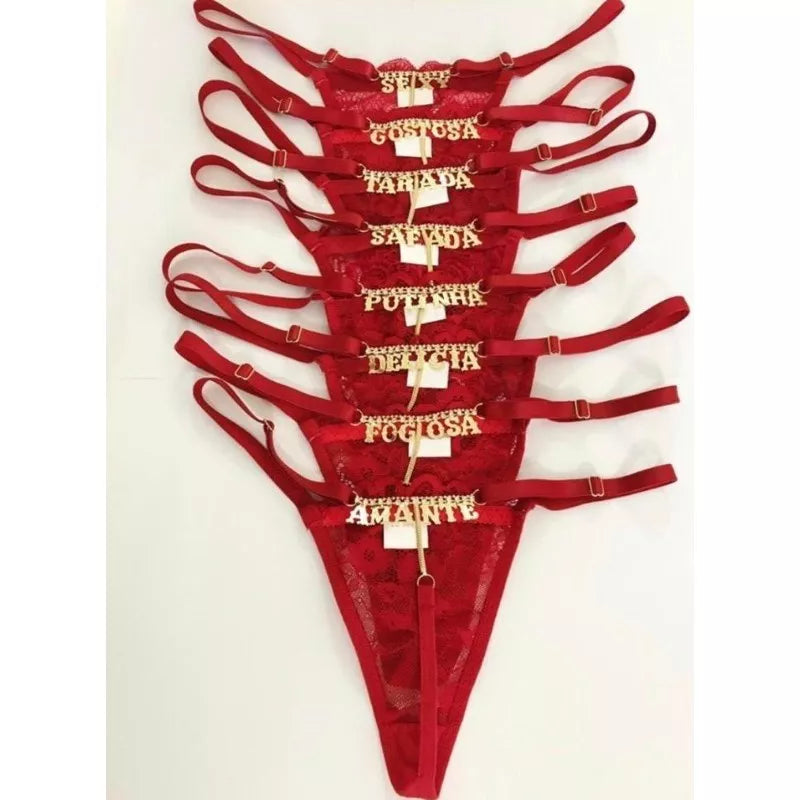 Calcinha fio dental sexy pingente, com frase em biju e detalhe de strass com regulagem plus size 36 ao 54