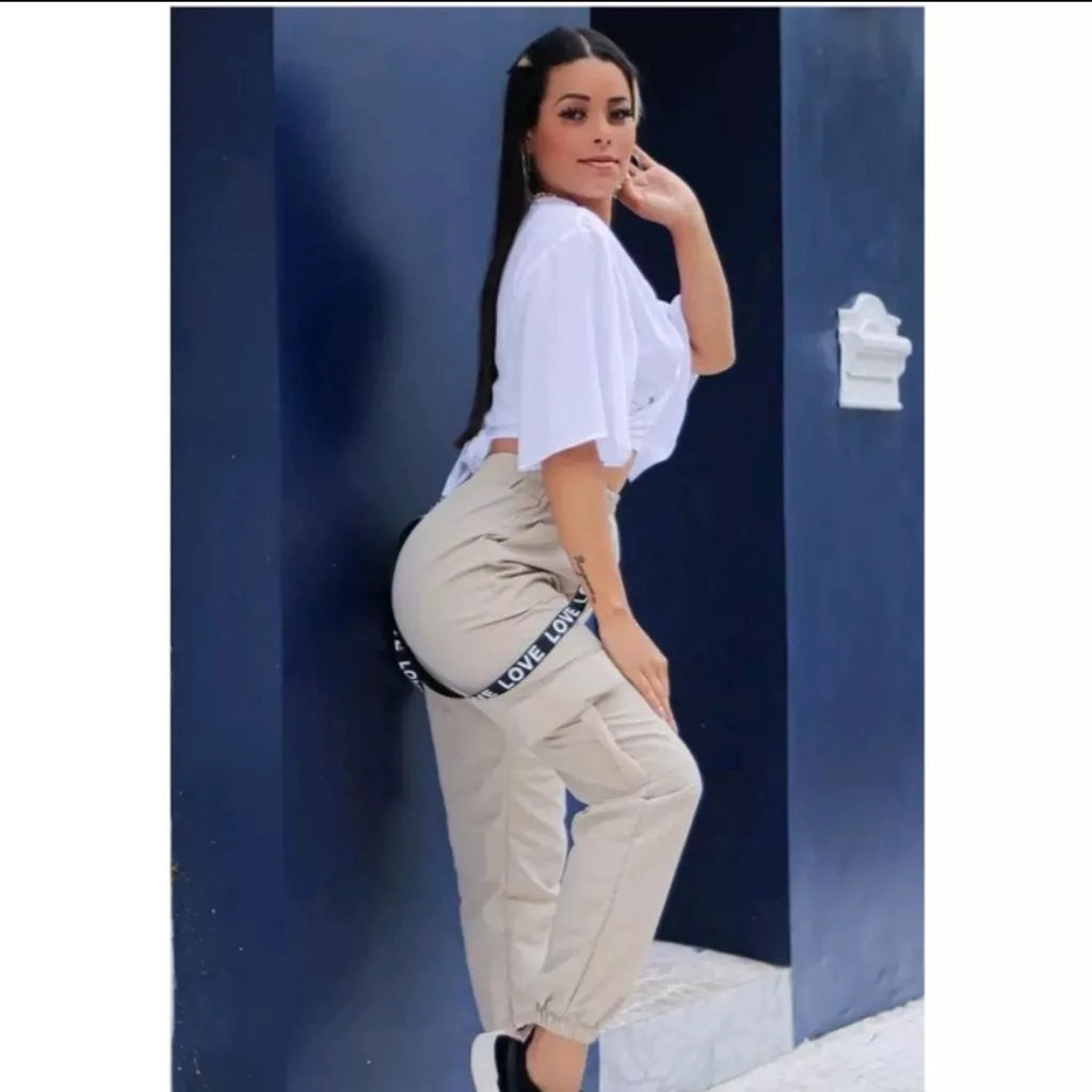 Calça Jogger Cargo Feminina Tactel com suspensório e bolsos Laterais