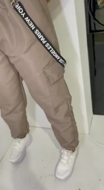 Calça Jogger Cargo Feminina Tactel com suspensório e bolsos Laterais