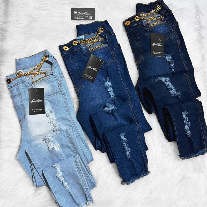 Calça Jeans Feminina Corrente Modelagem Empina Bumbum Forma Padrão Azul Destroyed